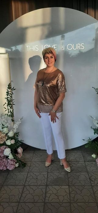 Ведуча зі смаком гумору .