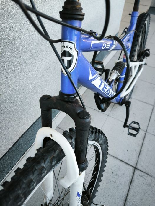 Bicicleta BTT travões de disco e amortecedores
