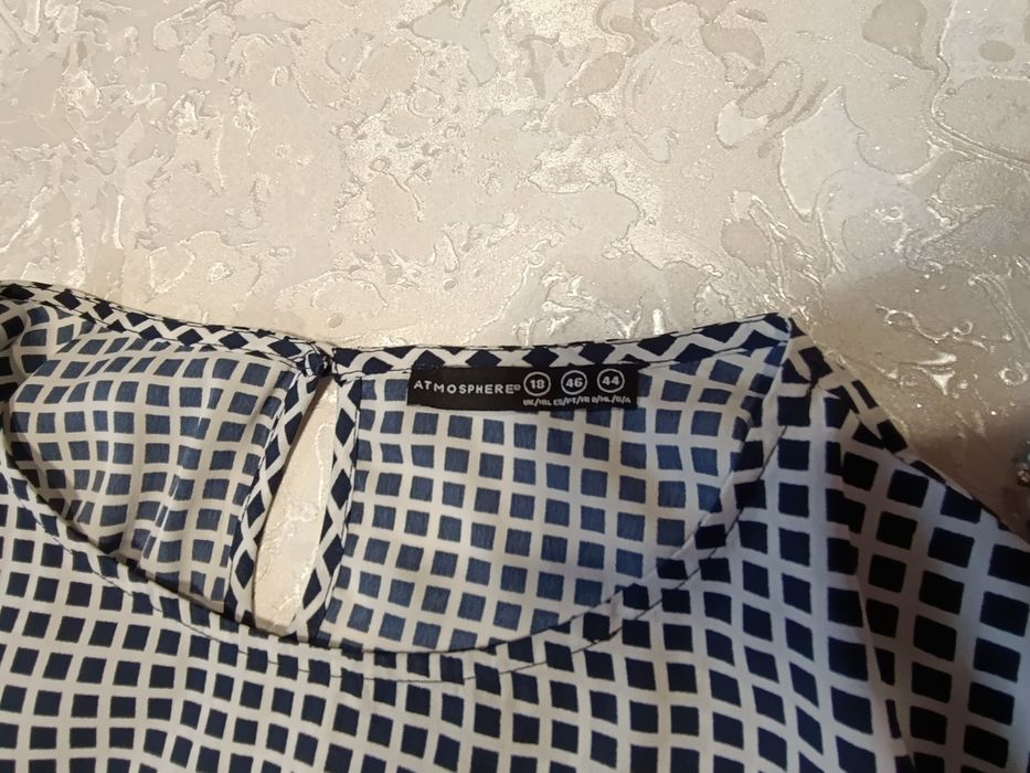 Продам гарну жіночу сукню на всі сезони.
