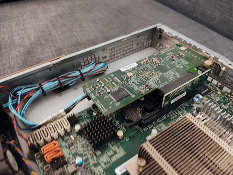 Serwer rack 1U Supermicro Intel E-2234 3,6GHz + 813MFTQC-350CB2 + X11SCH-F / RAM 16GB PC4-2666V ECC / 2x240GB SSD + 2x2TB SATA TOSHIBA + szyny rack