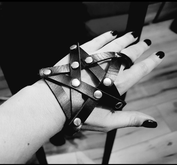 Skórzana ozdoba pieszczocha pentagram  punk