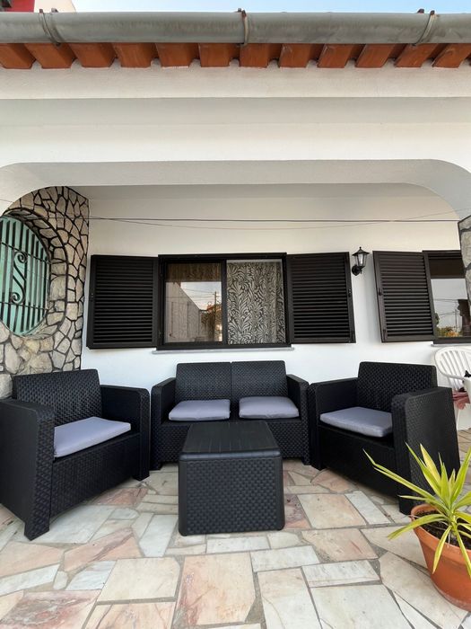 Quarto de casal mobiliado, em moradia renovada com jardim amplo