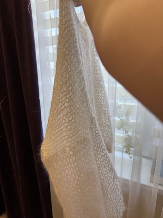 Вʼязана кофта і пояс з пірʼям