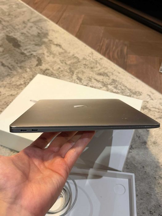 Komputer Apple Macbook 13" M1 Model A2337 256 GB