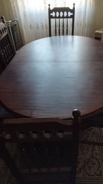 Mesa de sala e cadeiras