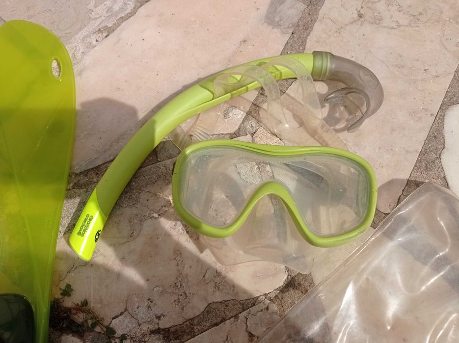 conjunto de barbatanas e oculos de mergulho