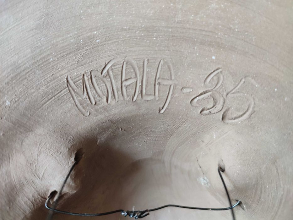 Zawieszka na ścianę: kapelusz z liściem. Rękodzieło, ceramika.