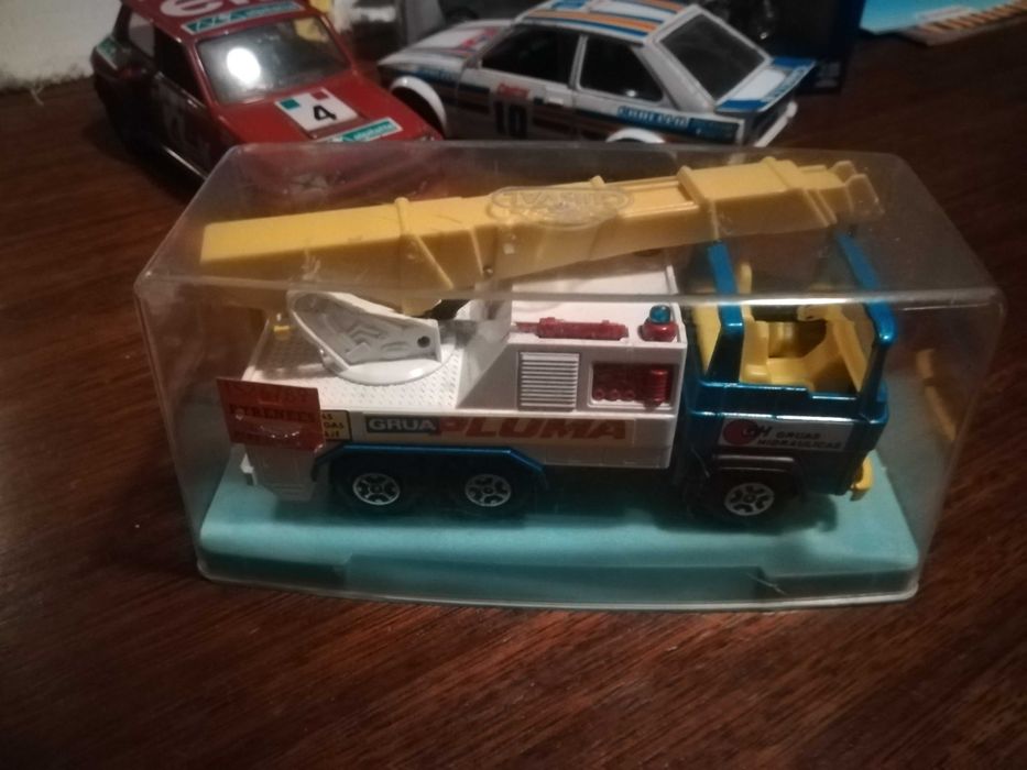 Miniaturas de carros de uma Yamaha