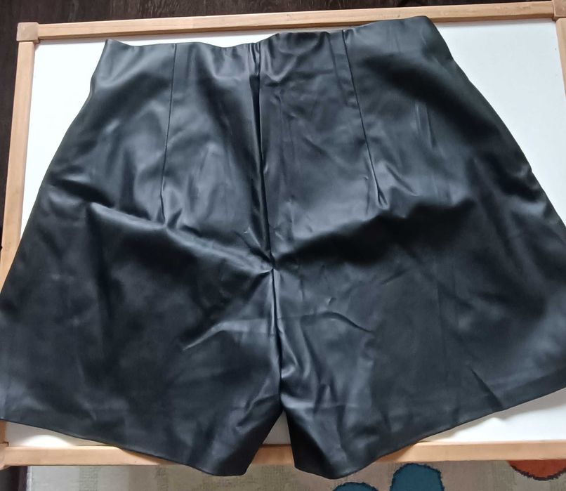 Шорти зі шкірзамінника Issa Plus, ХЛ