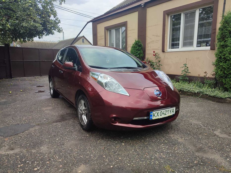 Автомобіль Nissan leaf