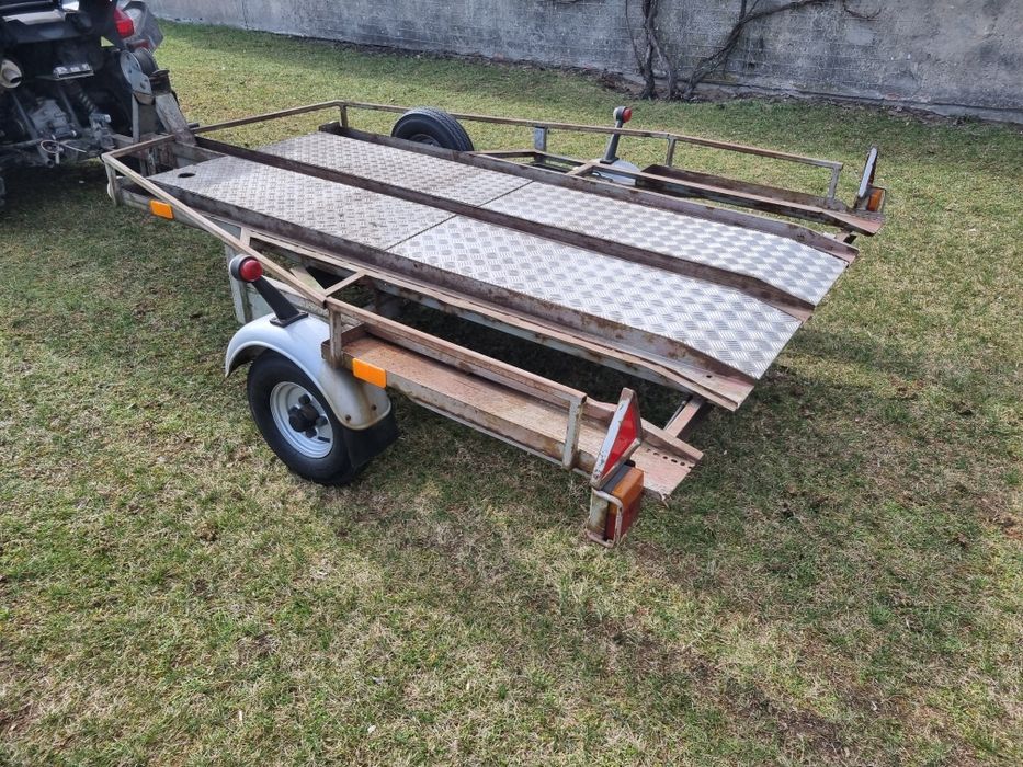 Pozostałości przyczepki platformy