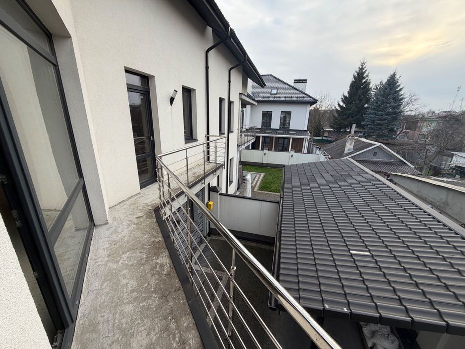 Продаж котеджу (дуплекс) 244 м2  вул. Каховська 2 пов. та мансарда