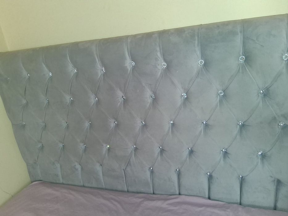 Cama de casal estofada com arrumação