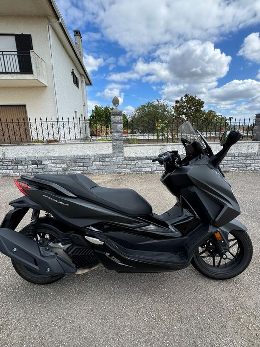 Mota honda forza, preta