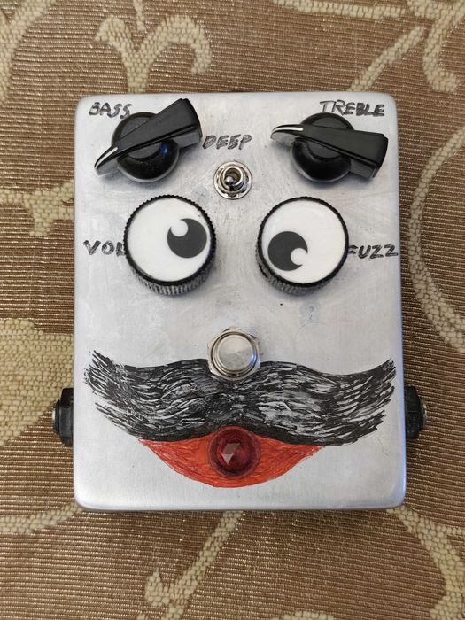 Педаль эффектов фуз, схема аналогична MXR El Grande Bass Fuzz