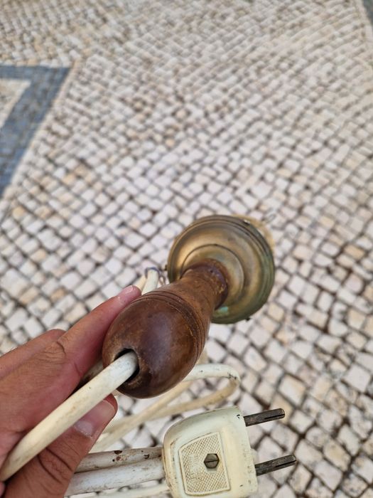 Gambiarra candeeiro antigo madeira latão