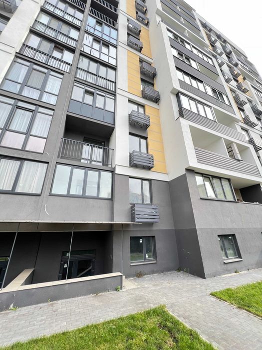 Продаж комерційного приміщення. Цоколь з вікнами.