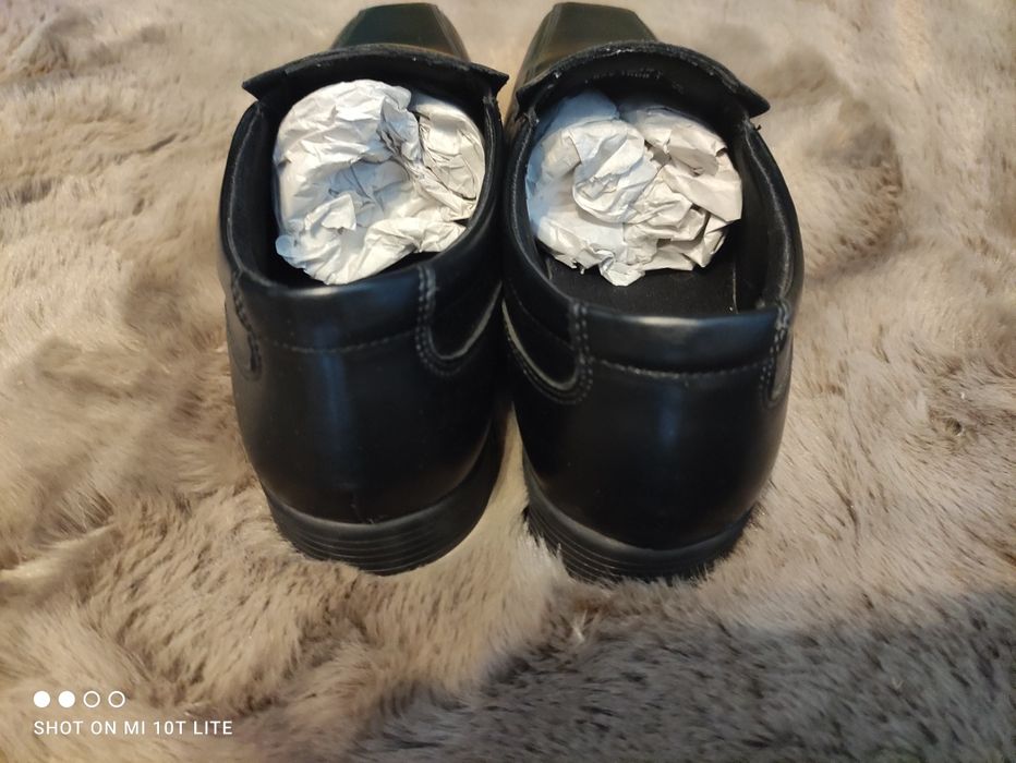 Buty lakierki eleganckie do komunii okazuje trzewiki