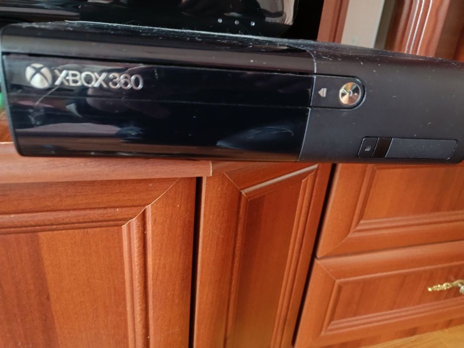 Xbox 360 6 дисків та 2 геймпада на батарейках торг