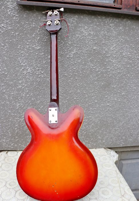 Бас гітара акустична.