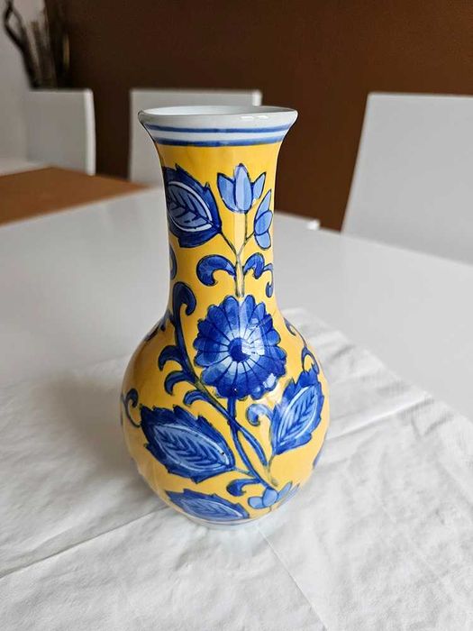 Jarra amarela com flores azuis