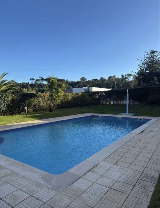 Aluga-se quarto espaçoso com varanda e piscina na Cotovia, Sesimbra