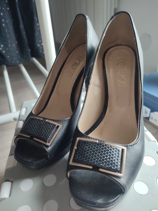 Szpilki na platformie