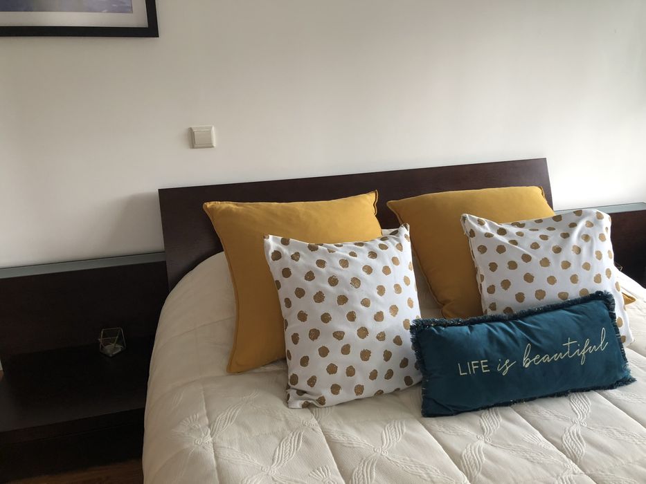Cama casal com estrado e mesas cabeceira