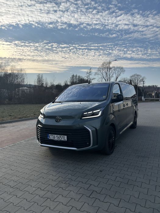 Wynajem busa z kierowcą  -przewóz osób -Toyota ProAce Verso long