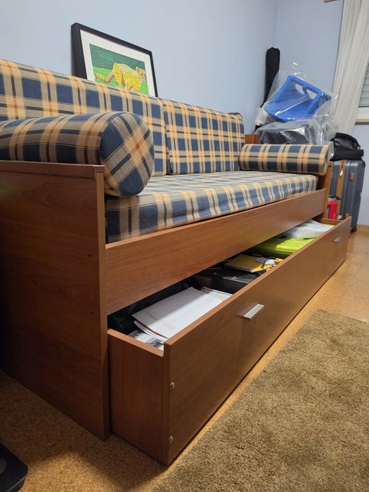 Cama e mesa de cabeceira