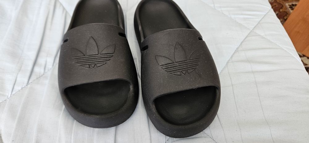 Klapki adidas czarne