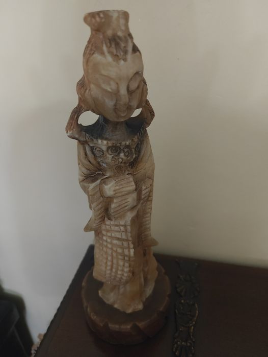 Escultura Oriental Antiga em Pedra – Figura Feminina – 20 cm | 10 kg