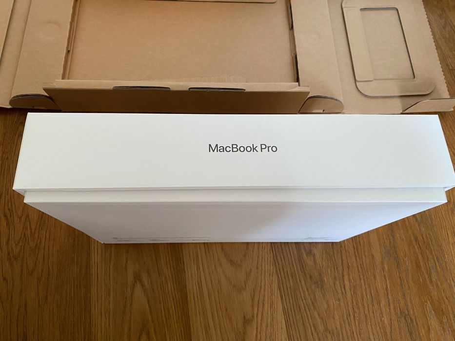 Pudełko po Apple MacBook Pro 2026 16 cali