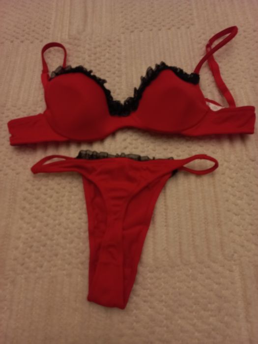 Conjunto novo soutien e tanga vermelhos com folho e lantejoulas pretos