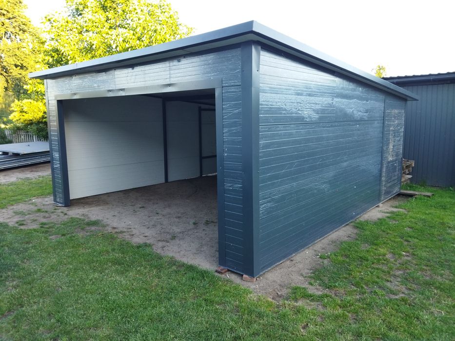 Garaż ocieplany z płyt warstwowych 6x5,8m.