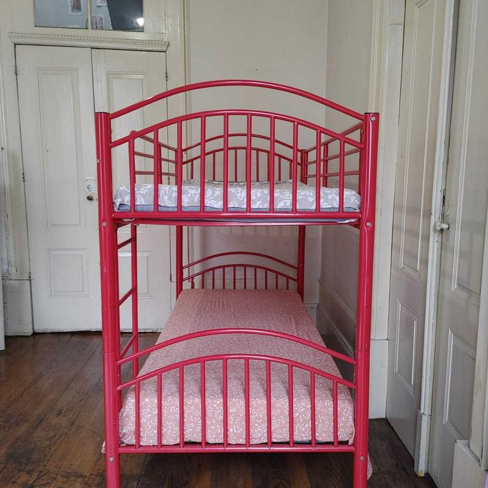 Beliche de ferro com colchões em bom estado de uso