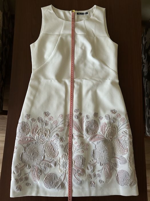 Sprzedam sukienkę w rozmiarze 38 białą ze zdobieniami