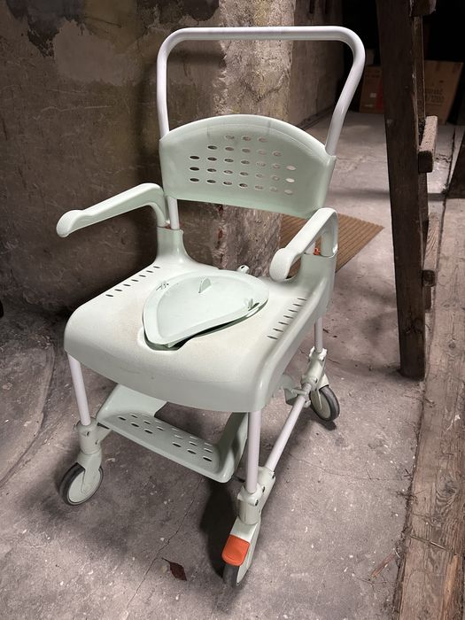 Krzesło toaletowo-prysznicowe Mobilex Clean 55 cm – na kółkach