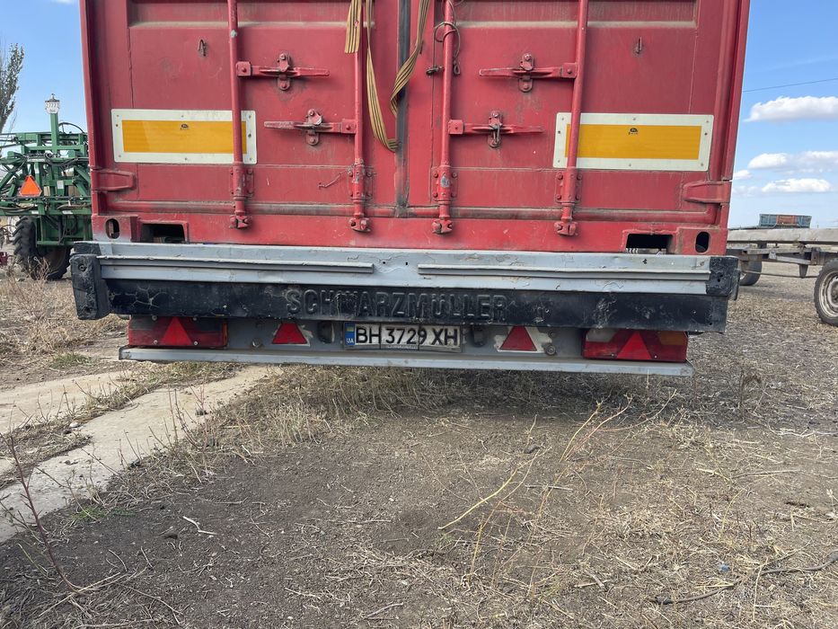 Напівпричіп-контейнеровоз schwarzmuller з контейнером