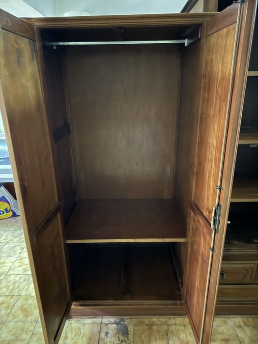 Roupeiro em ótimo estado