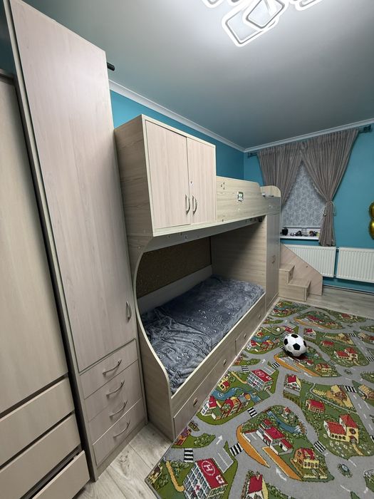 Продам дитячу стінку з столом поличками та стільцями