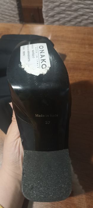 Продаються чоботи