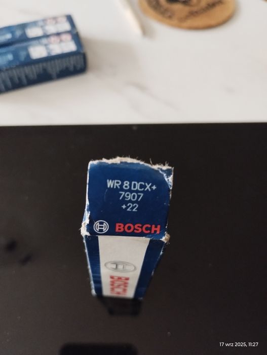 Świece zapłonowe BOSCH WR8DCX+ (nr katalogowy 7907).