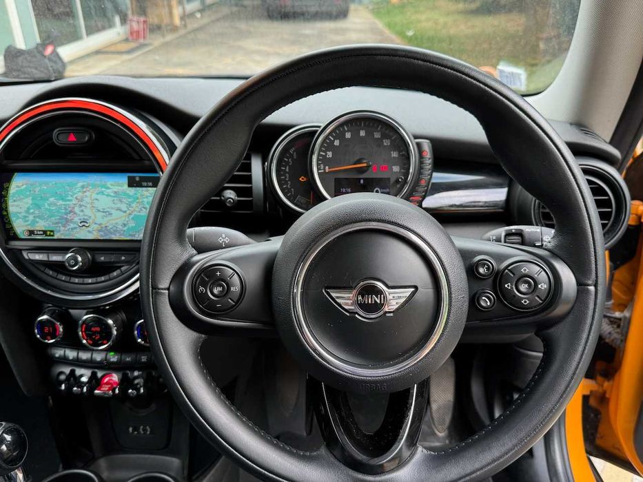 Mini Cooper F56 - volante à Direita