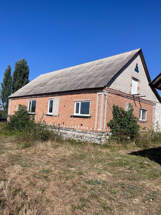 Продам недобудований будинок в центрі селища Романів.