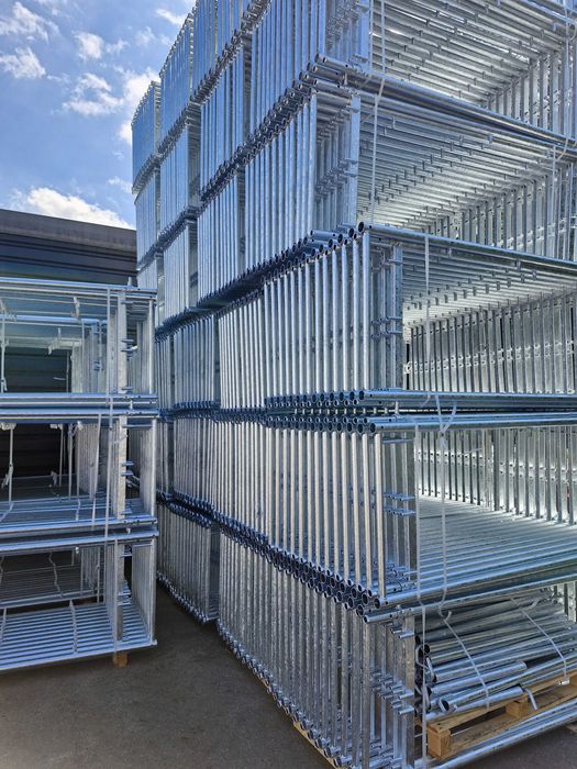 Rusztowanie elewacyjne 212m2 podesty stalowe EDX70