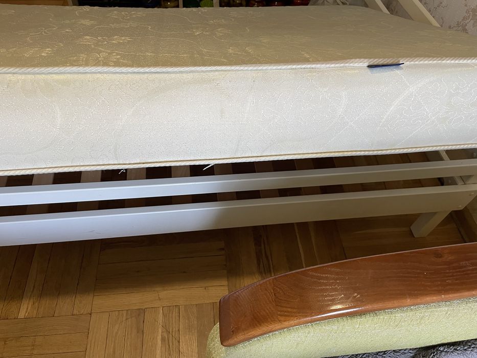 Кровать б.у в отличном состоянии.