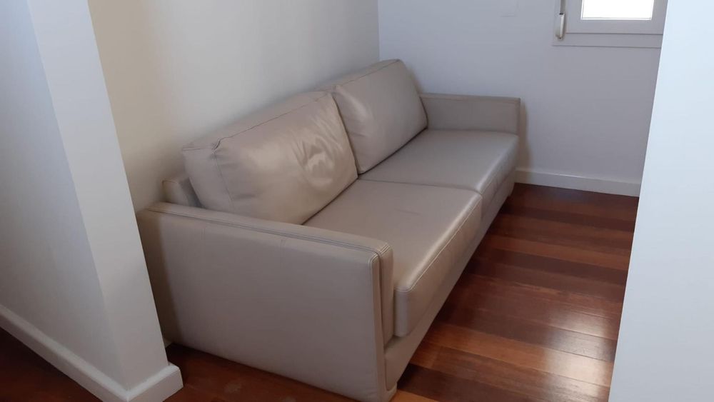 Sofá Pele Bege 210x93