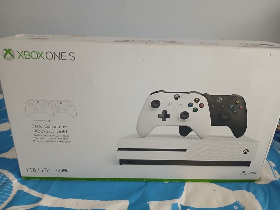 Xbox One S 1TB c/ 2 Controles