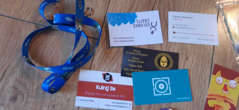 zestaw gadżetów z gier planszowych smycz katalog, karta dixit i inne